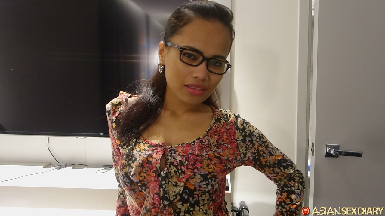 Любительская Азиатская Мама Сжимает Большие Сиськи Перед Трахом Пизды