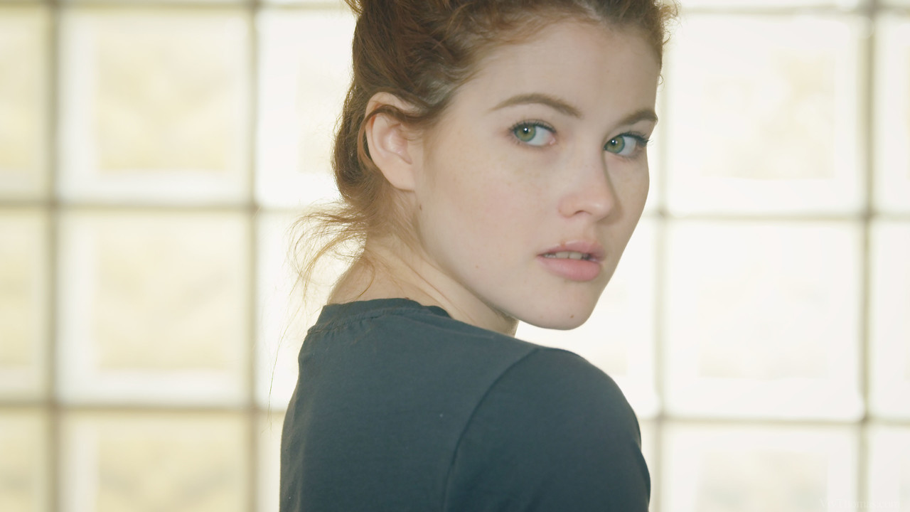 Lesbiennes Sexy Adel C Et Kalisy S'embrassent Et Baisent Dans La Baignoire