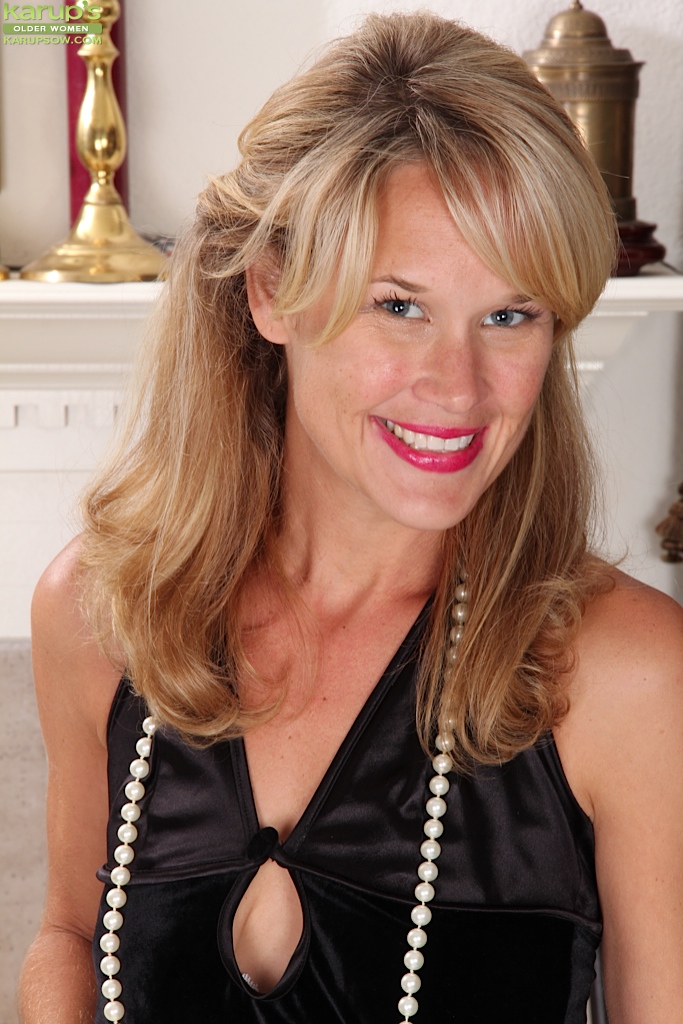 金髪熟女キャサリン・ジャクソンが脚を開く