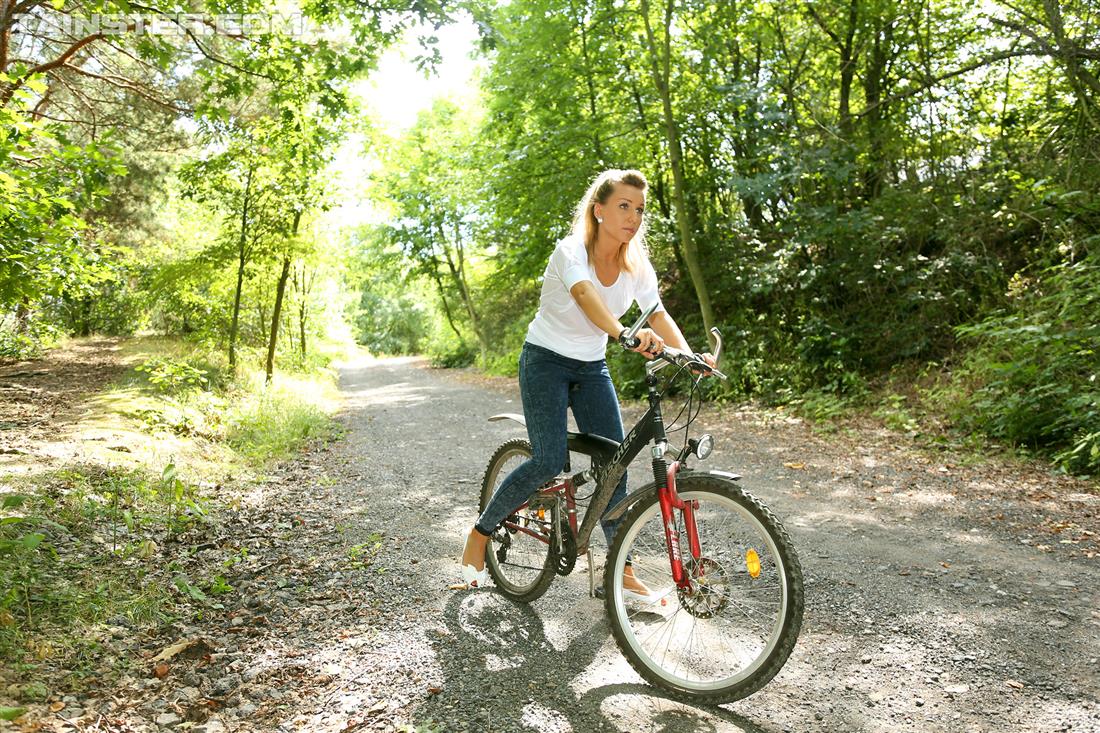 Versehrte Lesben Pissen Sich In Den Mund Nach Dem Ficken Im Hinterhof