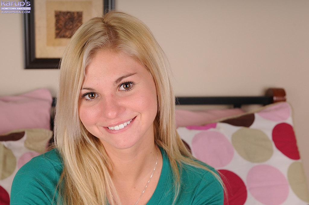 Smiley Amateur Lovely Getting Nude And Spreading Her Lover Lips