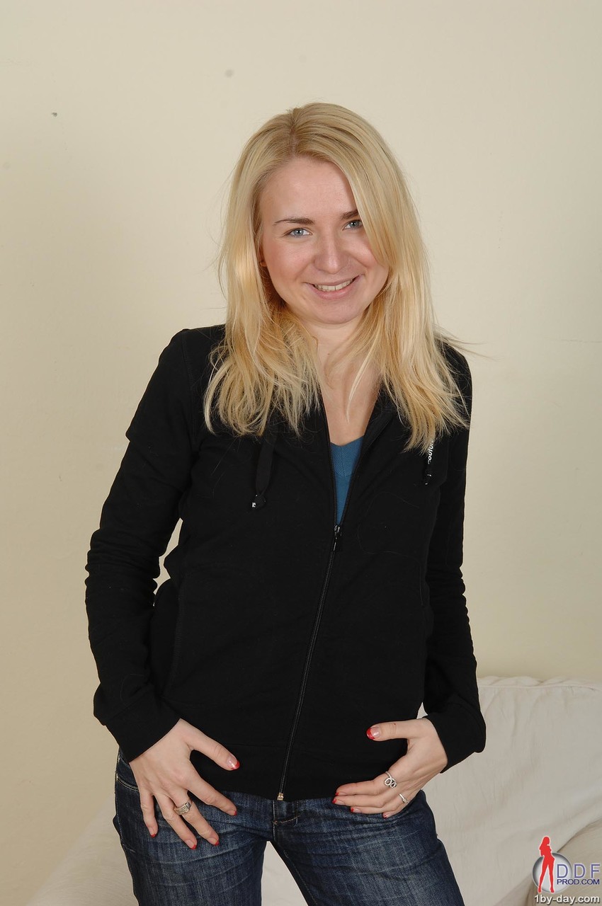 可愛い素人ボニーが巨乳を露出してソファーで裸でポーズを取る