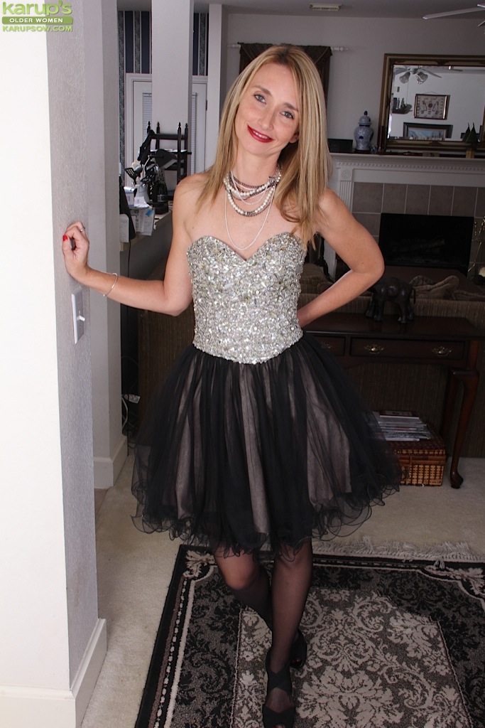 ヘイディ・ヴァン・ムーアは小さな乳房と毛深い陰部を見せる