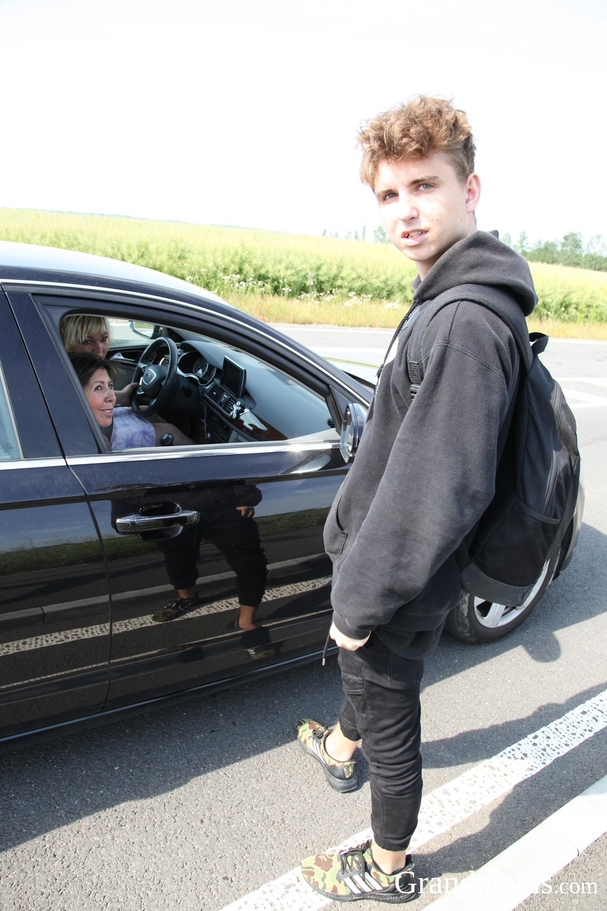 Mollige Blonde Oma Stacey Und Freundin Vögeln Glücklichen Teen-Tramper