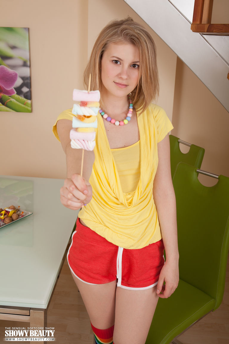 俏皮的少女阿丽莎在椅子上脱光并展示她火辣的身体