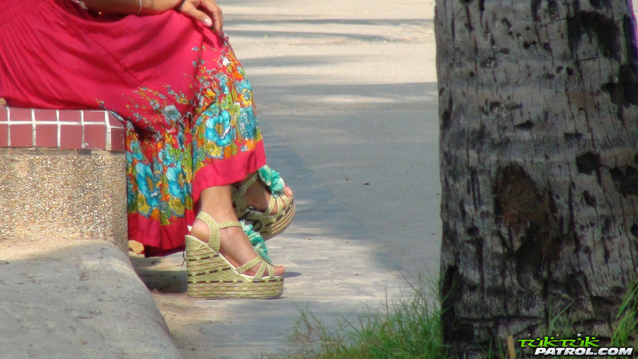 कर्ली बालों वाली थाई लड़की नीस सुंदर चुचे और गीली चूत दिखाती है