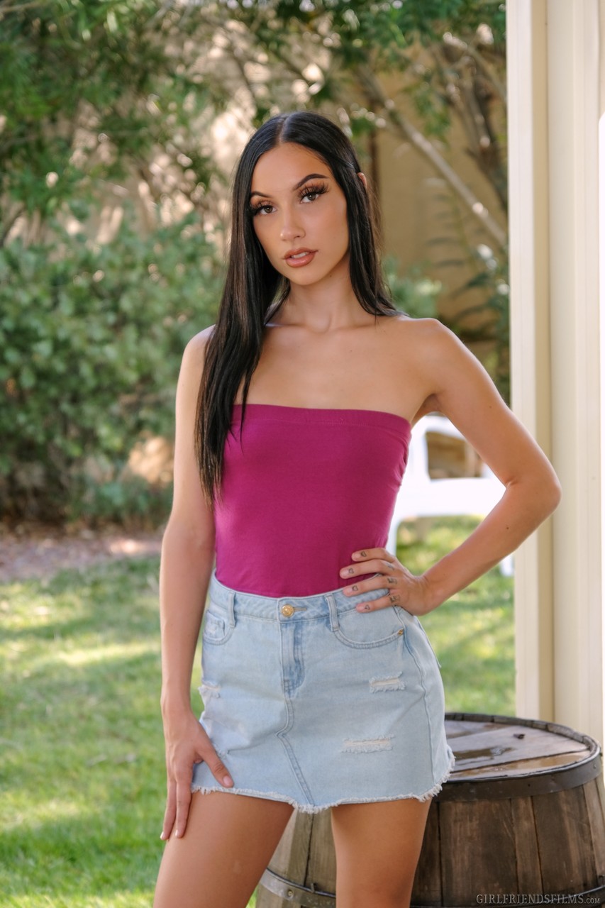 女同性恋少女 Jasmine Luv 和 Lily Glee 在沙发上69