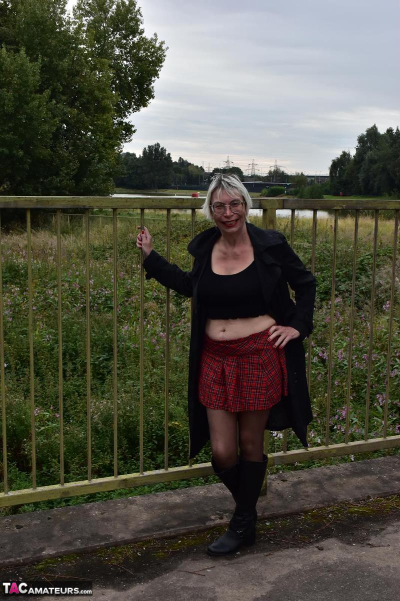 Britânica Barby Vadia Exibe Grandes Seios E Buceta Em Um Banco Público