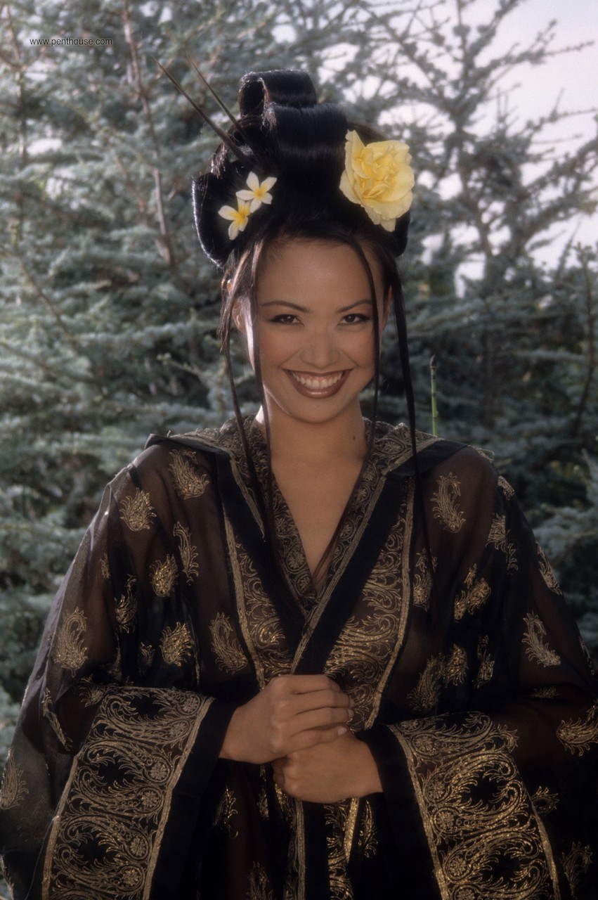 Стройная Азиатка Каролина Ко Обнажает Тело И Позирует В Бассейне