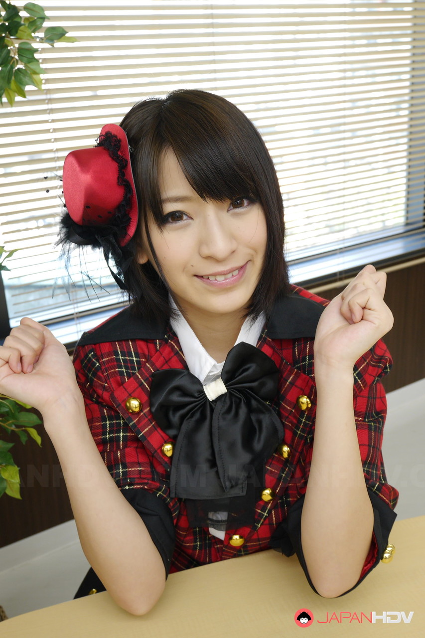 日本学生芹奈るみや穿着格子大衣被舔阴道