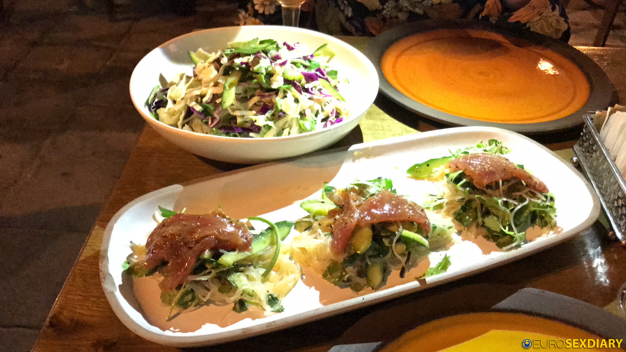 فتاة مثيرة مشمسة تمتص وتنامي مع حبيبها بزاوية شخصية