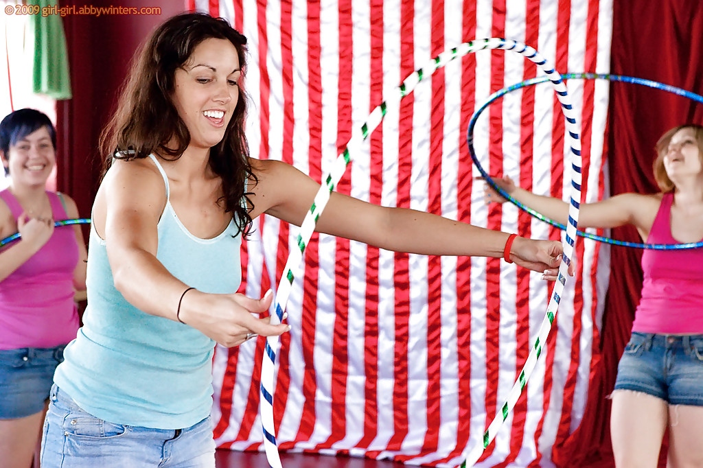 सेक्सी वर्कआउट जंगली नंगी स्ट्रिप सेशन में बदल जाता है बहुत सारी लड़कियों के साथ