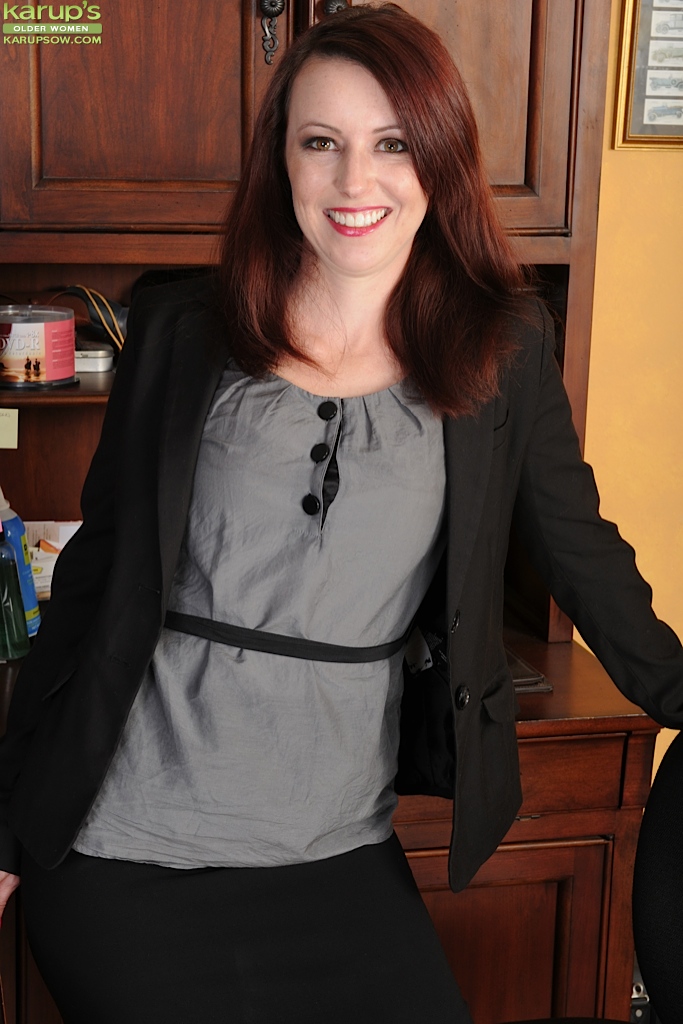 甜美熟女宝贝展示那个硬核剃光的阴部洞