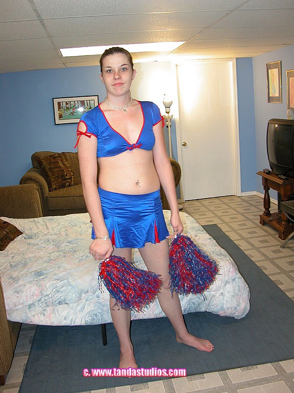 アマチュアチアリーダーはリー・ストームが彼女の濡れたマンコと遊ぶ