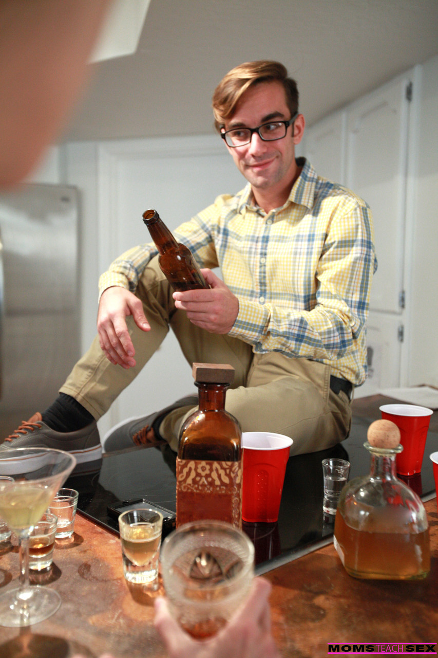 杰西卡·杰姆斯教继女威洛·海斯如何吸吮继兄的鸡巴