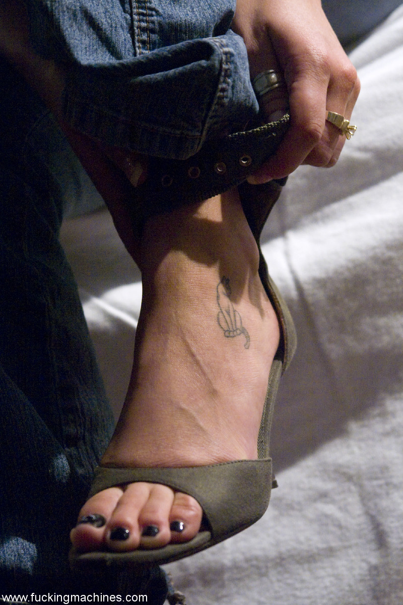 拉丁裔查莉·蔡斯在自慰前的大胸按摩