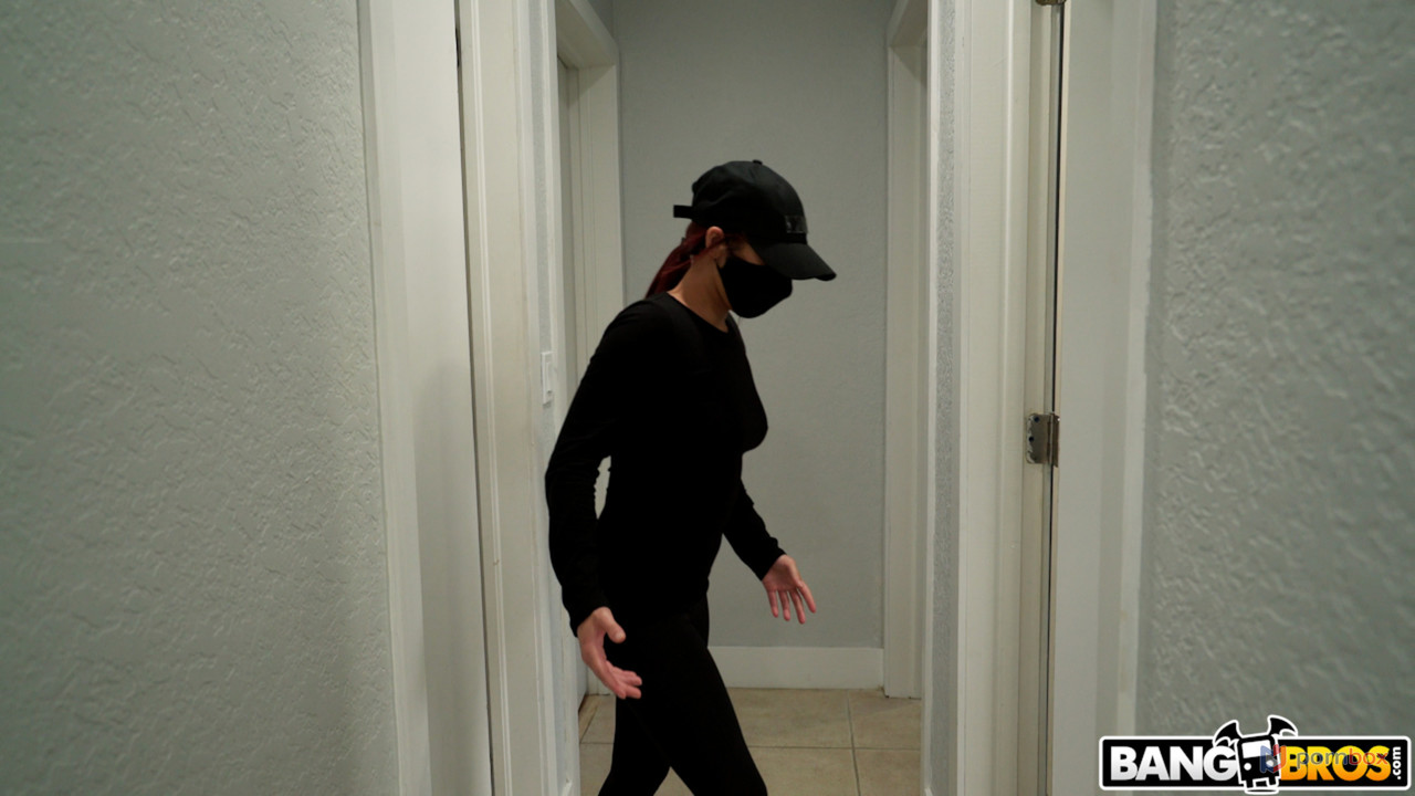 Латиноамериканская Воровка Кира Перес Получает Жесткий Трах Во Взломе Дома