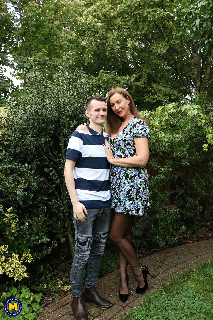 人妻ララ・ラテックスがランジェリー姿で小柄な男の硬いチ●コにソファーで跨る