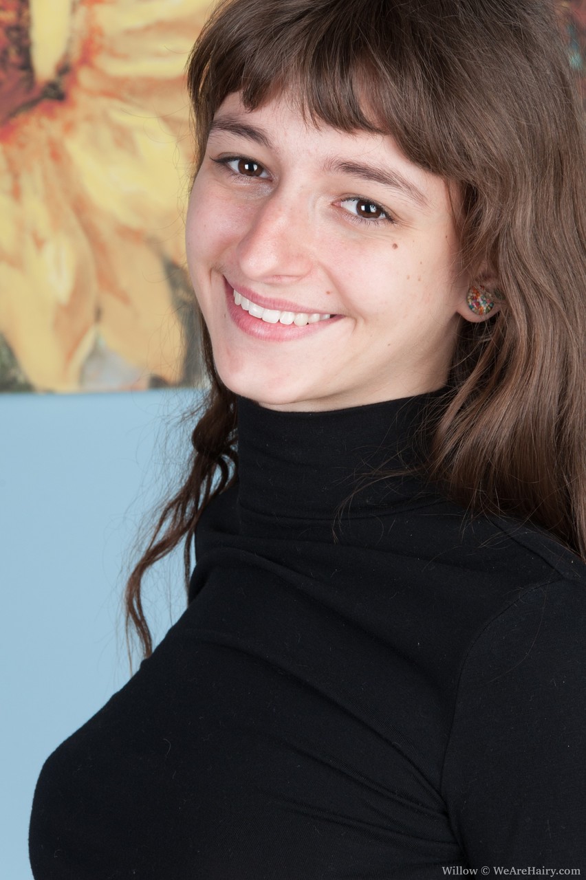 भूरे रंग के बालों वाली शौकिया विलो अपने बालों वाले बगल और उसकी योनि को एक सोलो में उजागर करती है