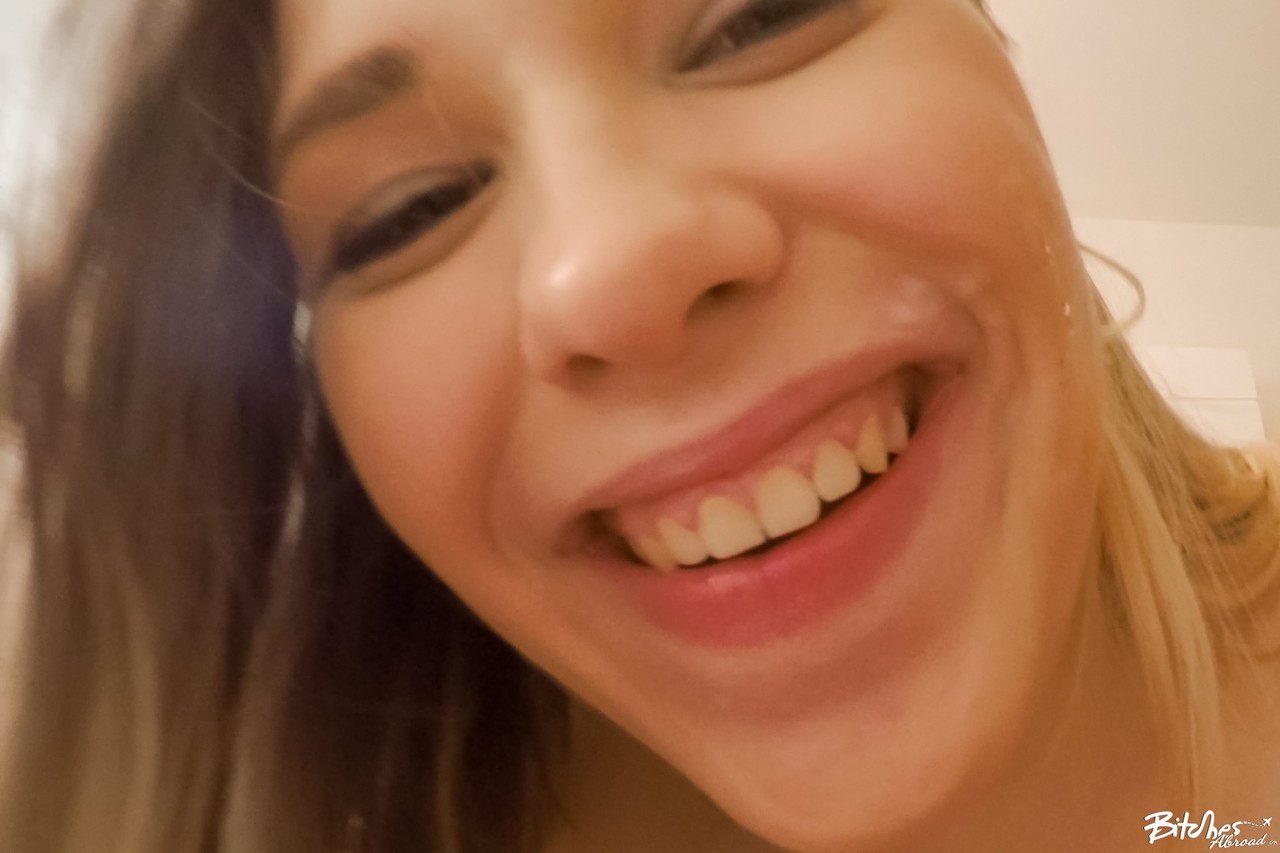 POV Schlucken Mit Lächeln Blond Schlampe Selvaggia Erhält Eine Riesige Heiße Fülle