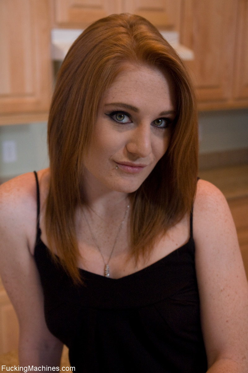 性的なタトゥーのある主婦ルーシー・ファイアは濡れたマンコにセックスマシンをテストする