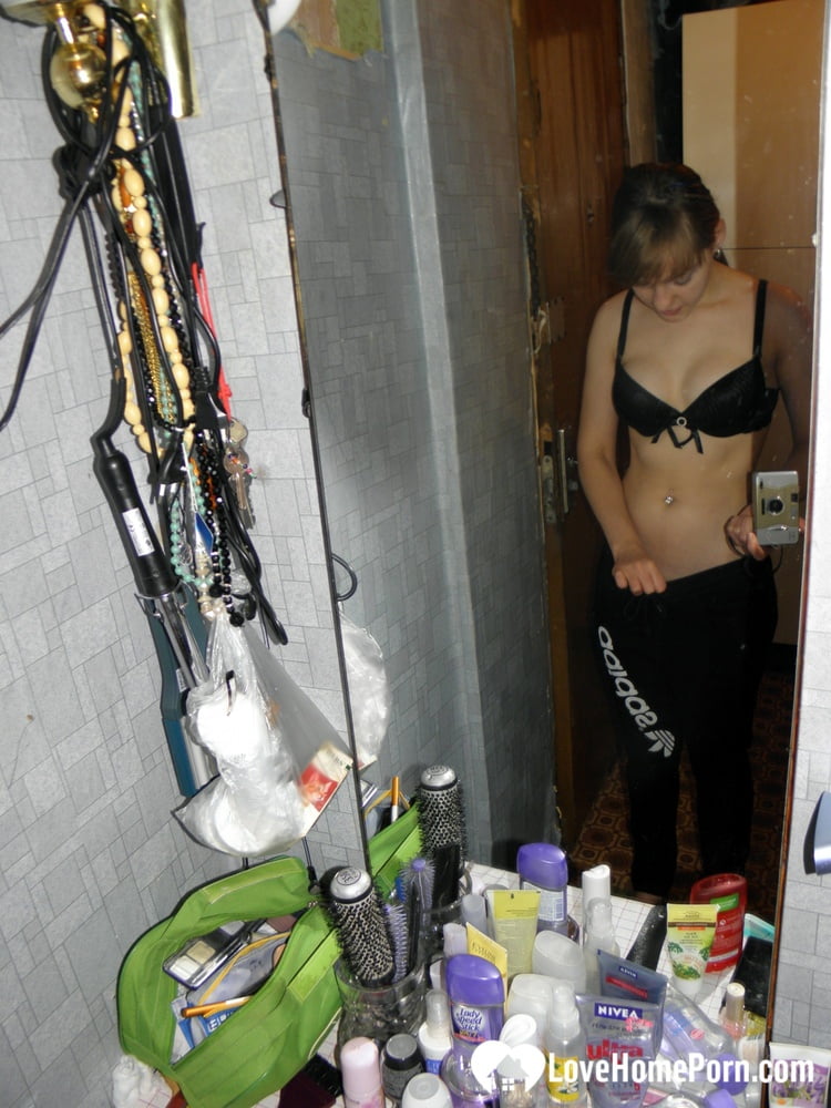 Chica Amateur Con Buen Culo Se Desnuda Y Posa En El Espejo