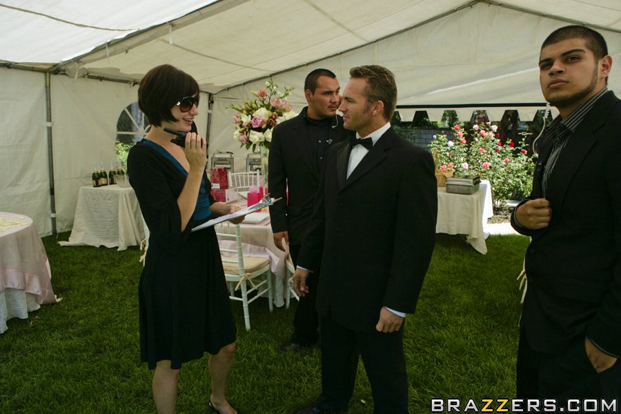 新娘罗克西杰泽尔口交然后骑在床上的阴茎上