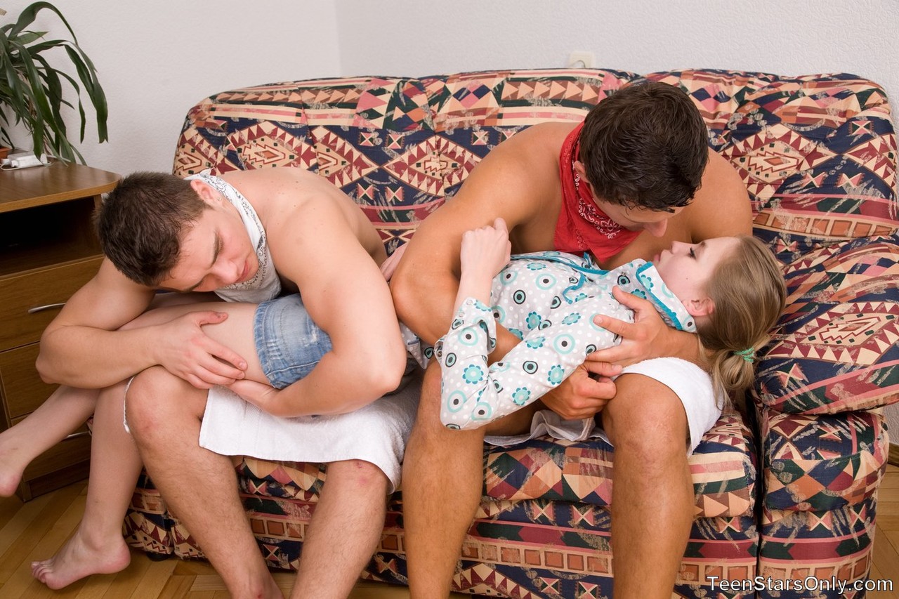 小柄な十代のアンジェラが二人のエッチな友達に犯される