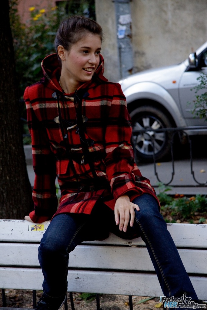 مراهقة رقيقة في جوارب لطيفة تقوم بفعل الفم-إلى-البغاء مع قضيب كبير