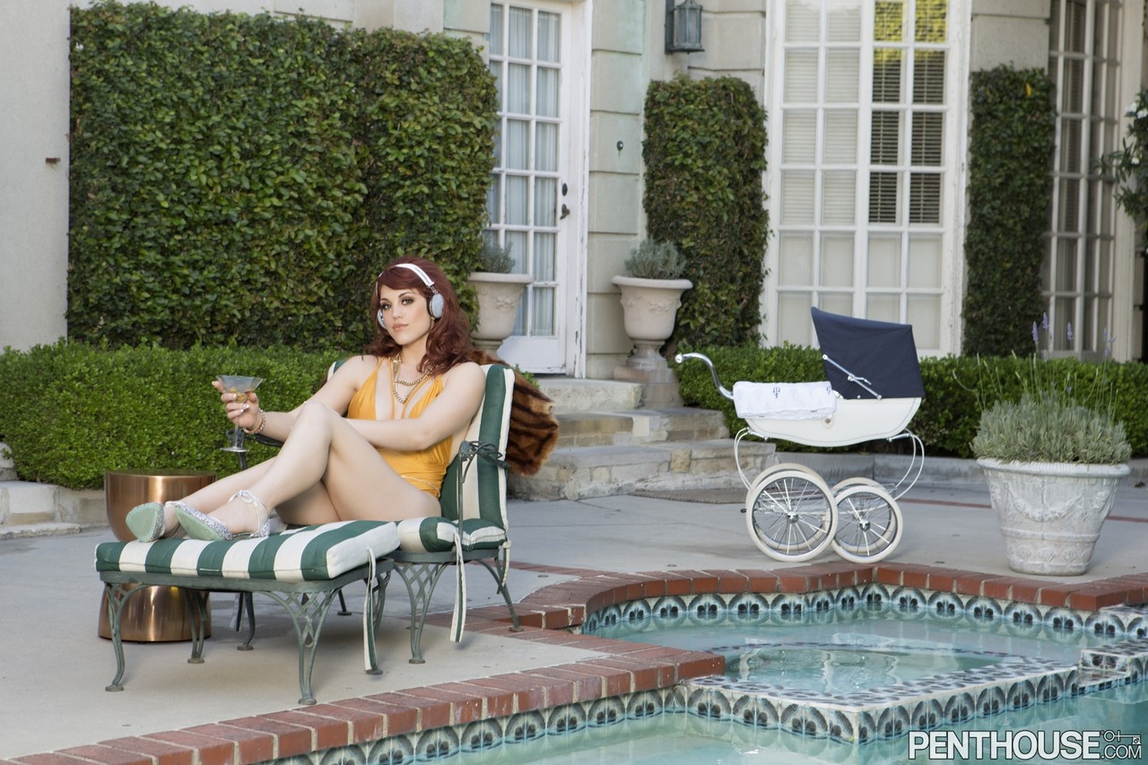 الأحمر ناضجة مولي ستيوارت تُظهر ثديين لطيفين وتُصوّر عارية عند حمام السباحة