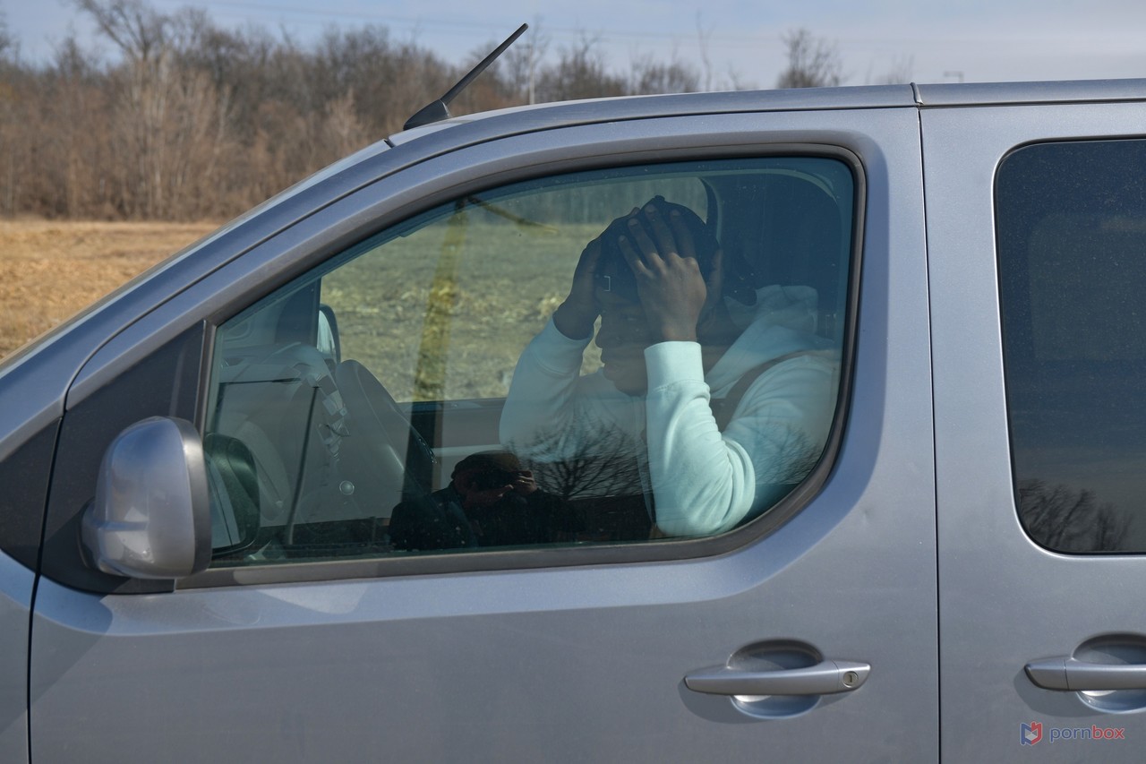 सेक्सी काले-बालों वाली मिल्फ साशा रोज़ बड़े काले लंड को लेती है और फेशियल पाती है