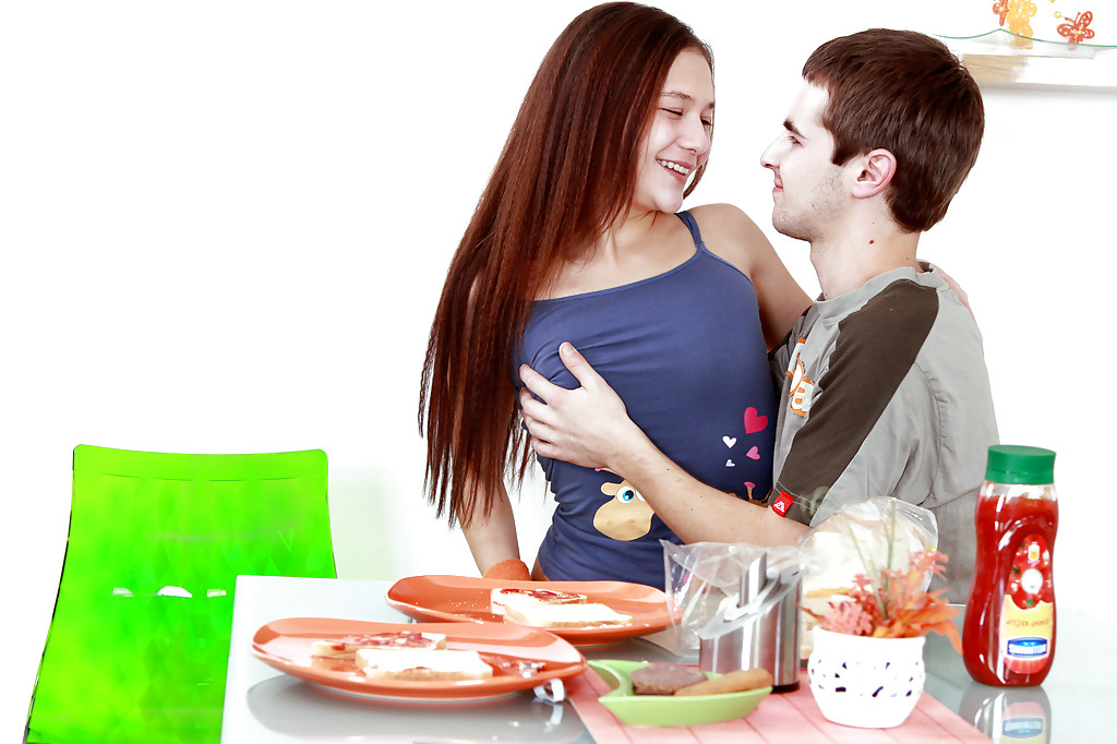 細身のティーンエイジャーは、小さな乳房で自分の剃毛マンコをハードコアでドリルされる