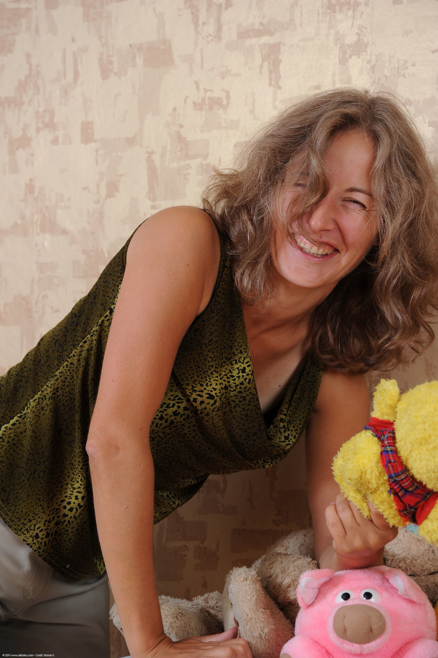 La Milf De Gran Culo Olga Se Desnuda Y Abre Su Concha Peluda De Cerca