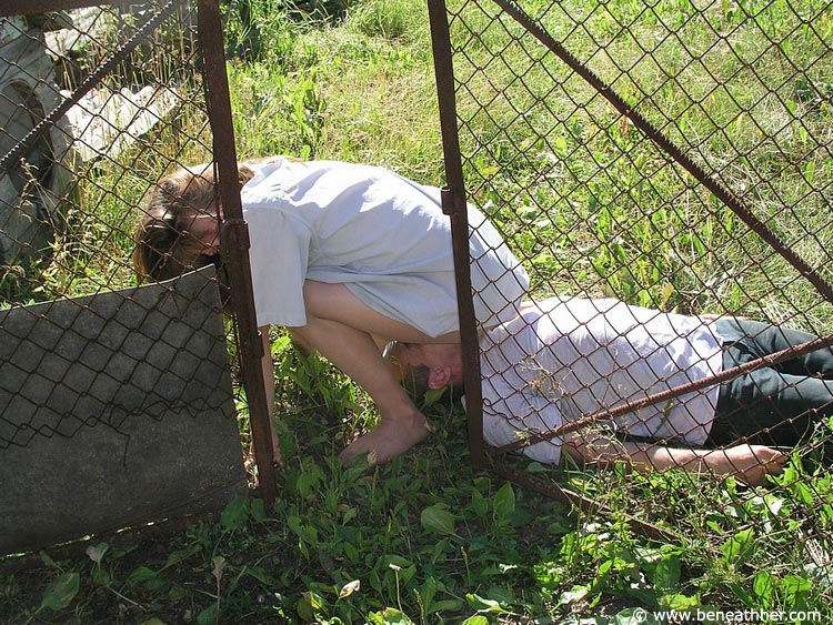 Chica Caucásica Al Aire Libre Cabalga Sobre El Rostro Del Hombre Junto A La Perrera