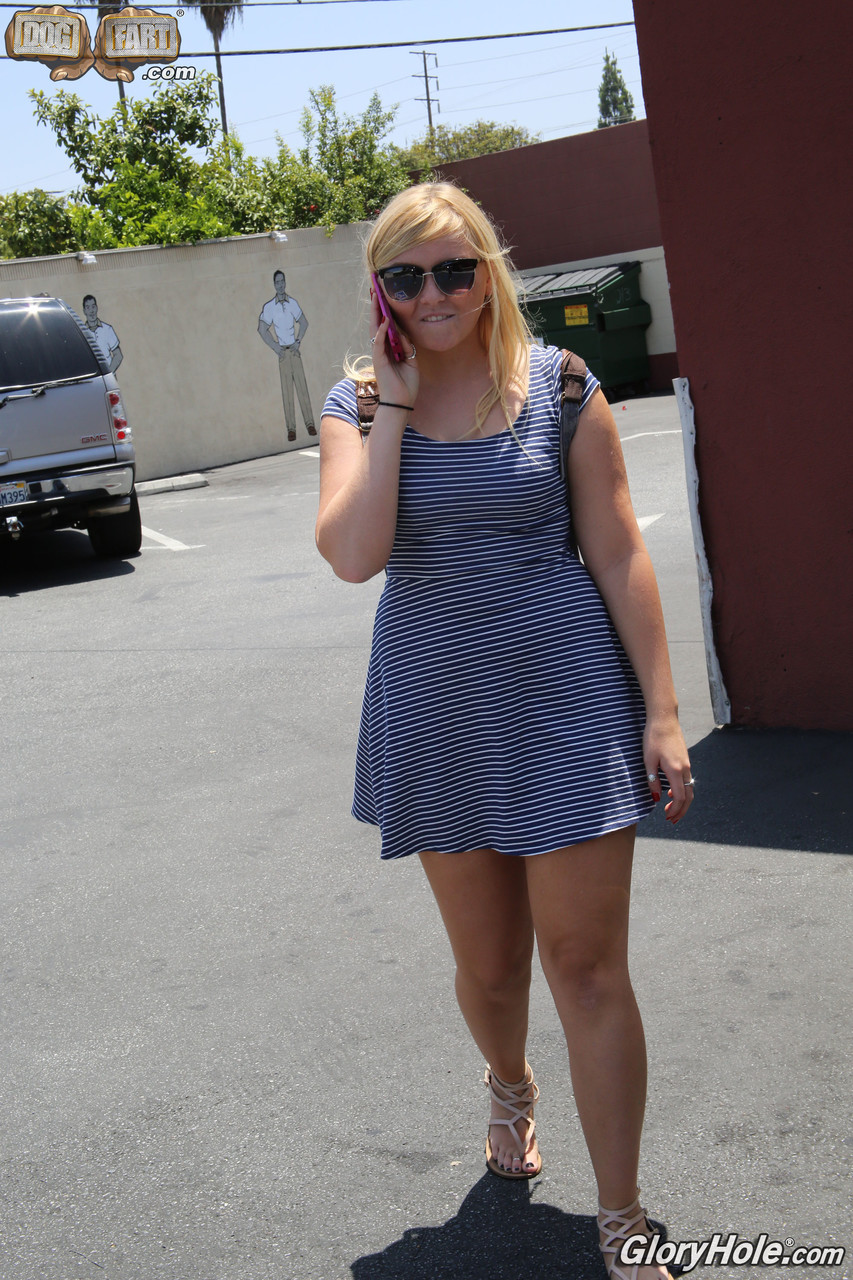 厚い尻のぽっちゃり娘メリッサ・メイがいたずらになる