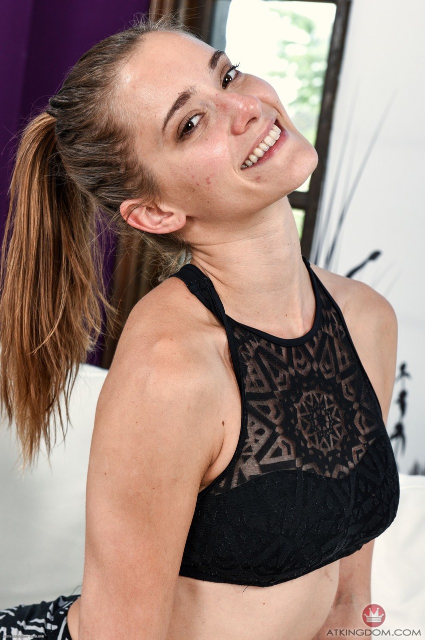 किटन कोयोटे अपने बालों भरे जांघों और छोटे स्तनों का प्रदर्शन करती है