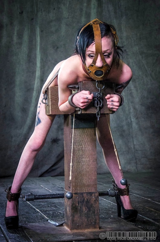 縛られた女性スポーツ選手が残酷に鞭打たれ尻に赤い痕が残る