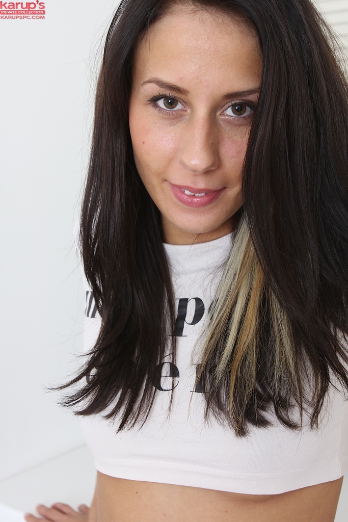 पतली किशोर एलिजाबेट लेस पेंटी उतारती है गुलाबी योनि फैलाने के लिए