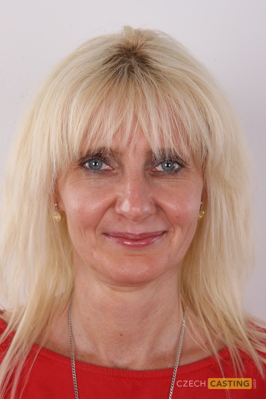 金髪の美熟女イヴァナ、赤いドレスとブーツを脱いで初ヌードに