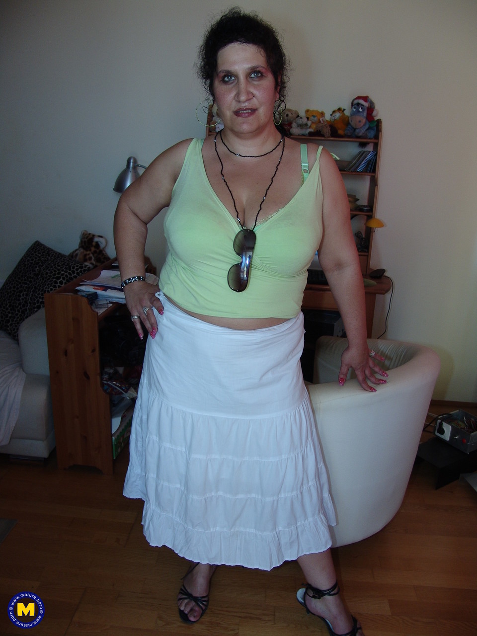 Зрелая Темноволосая Аша Раздевается И Мастурбирует Бейсбольной Битой