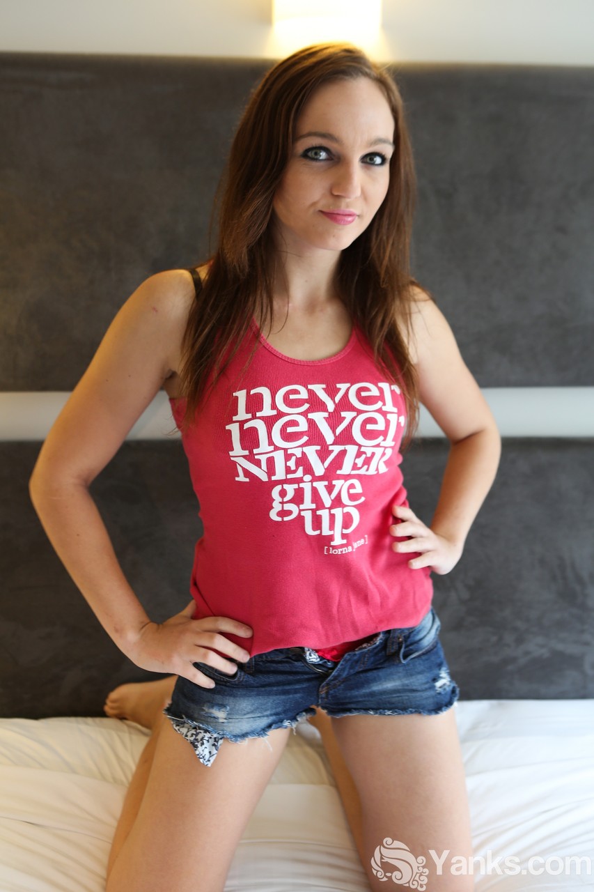 المراهقة السمراء آن ملبورن تُظهر ثدييها الطبيعيين ومؤخرتها المشكلة جيدًا