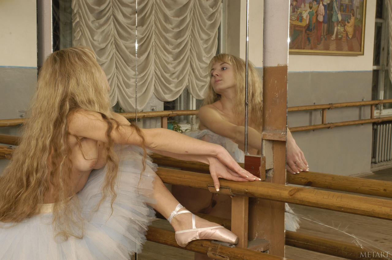 Топлесс Балерина Алла Б Демонстрирует Маленькие Груди И Большой Зад