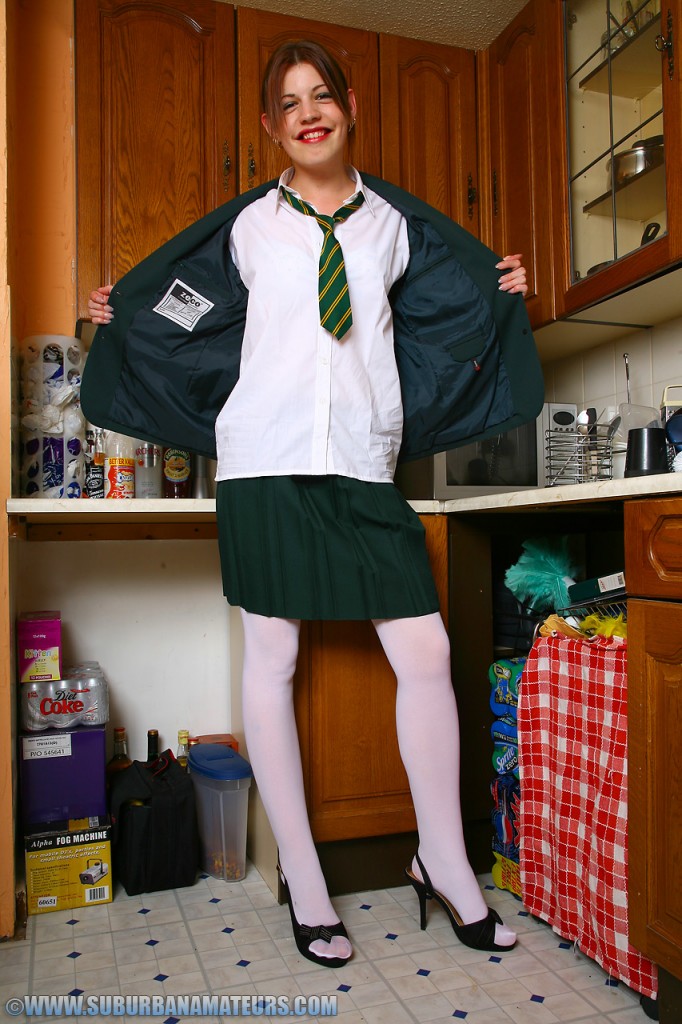 Die Britische Studentin Verführerische Isabella Kay Entkleidet Sich In Der Küche Und Berührt Sich Selbst