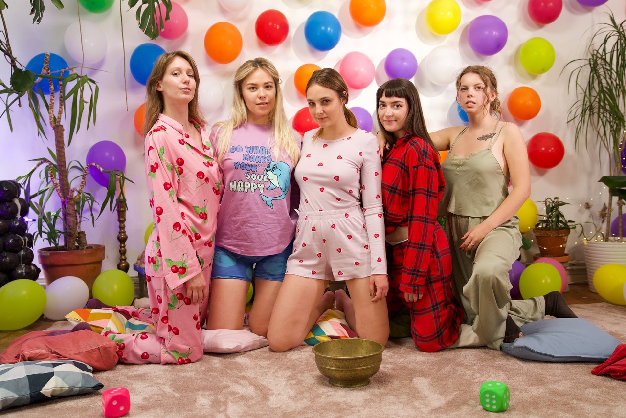 विल्ड ऑल-गर्ल समूह सेक्स में लेस्बियन योनि चाटना