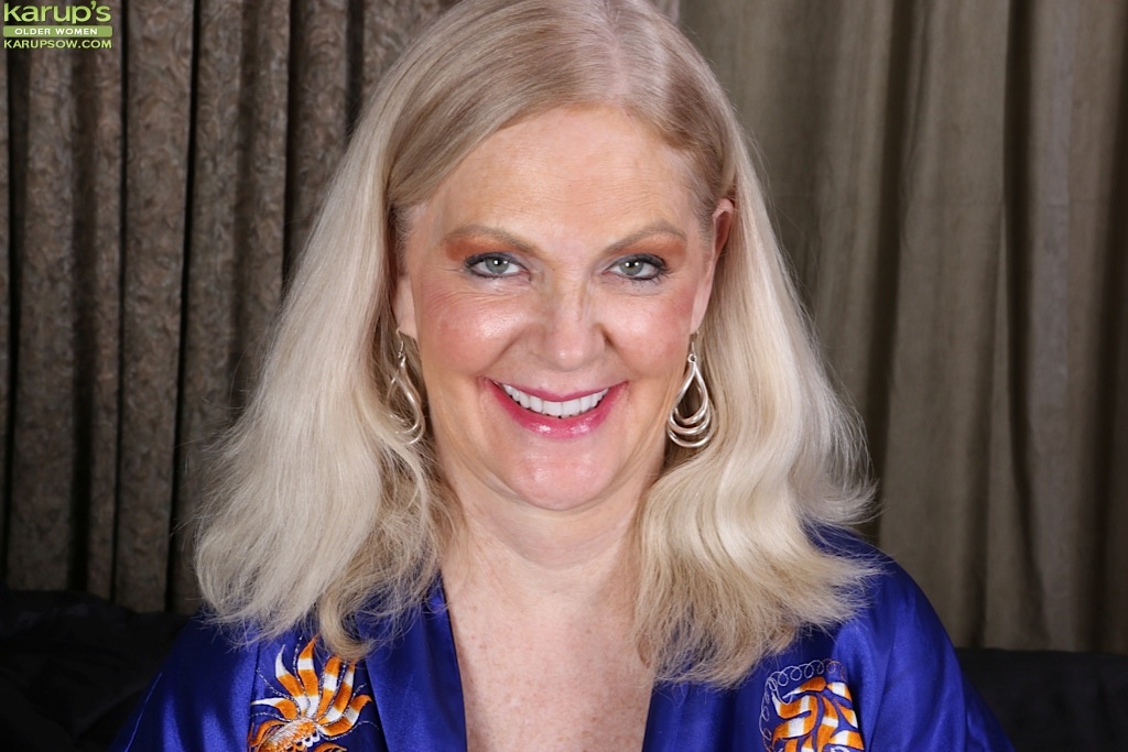 成熟的Plumper Judy Belkins 玩弄剃光的阴部和大型性玩具