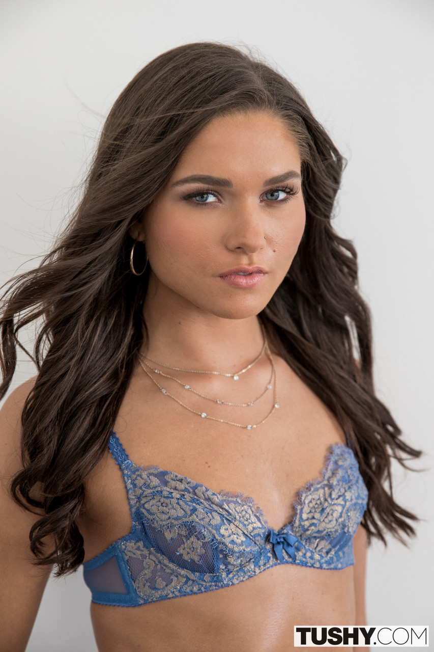 Zoe Bloom Heißer Anal-Fick In Verschiedenen Positionen Mit Schöner Braut