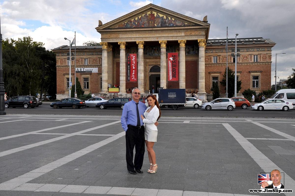 Сексуальная Рыжая С Великолепными Ногами Встречается С Папочкой-Спонсором Для Регулярного Секса