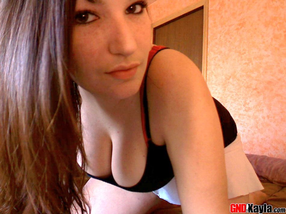 巨乳の赤毛美女が全裸になり飛びキスを送る