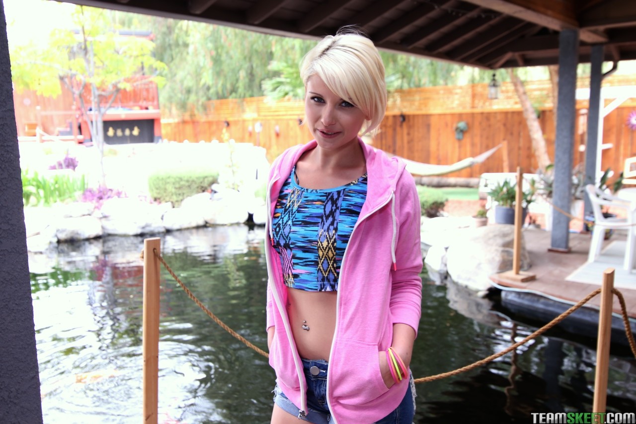 Pequeña Muñeca Rubia Dani Desire Se Baja Los Shorts Para Provocar Con Su Lindo Culo Redondo