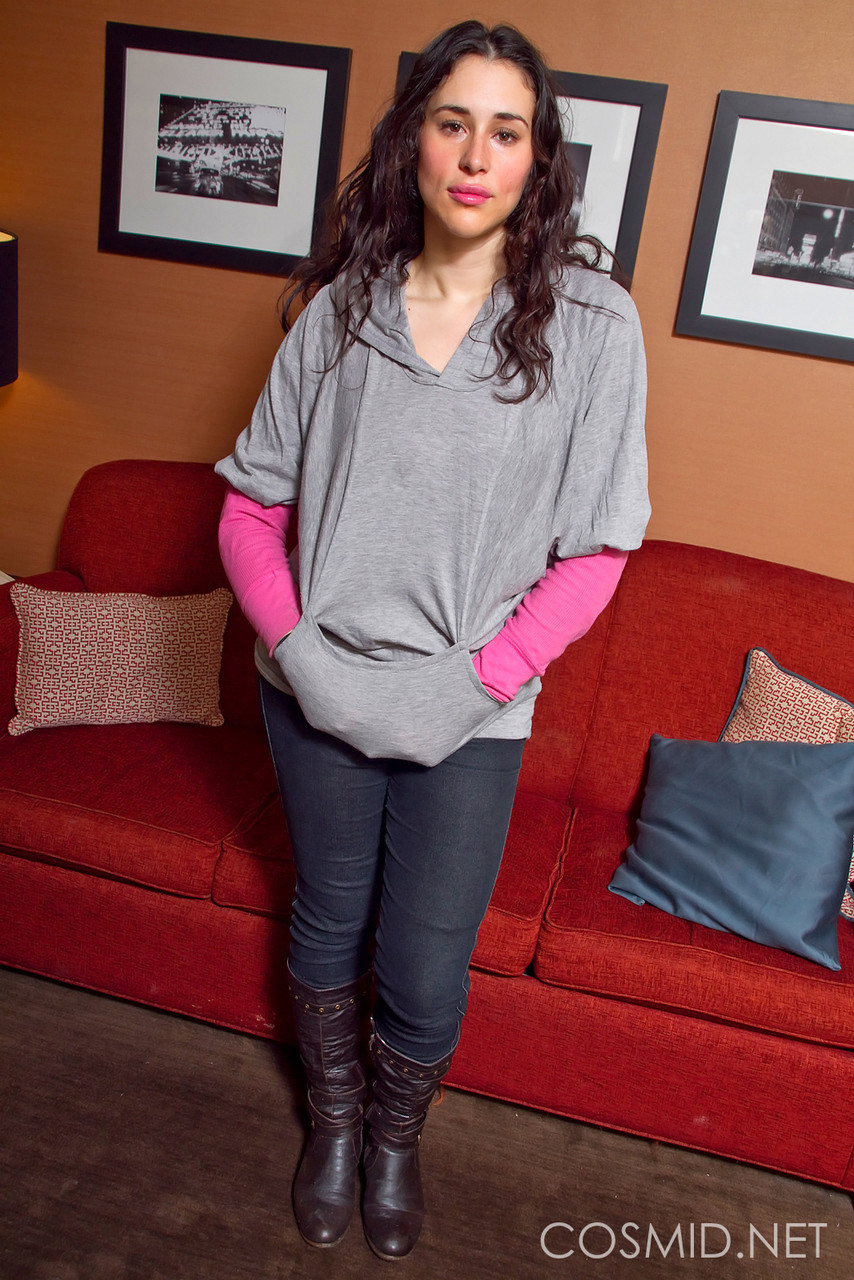 Sexy Amateur Marianna Bares Big Boobs